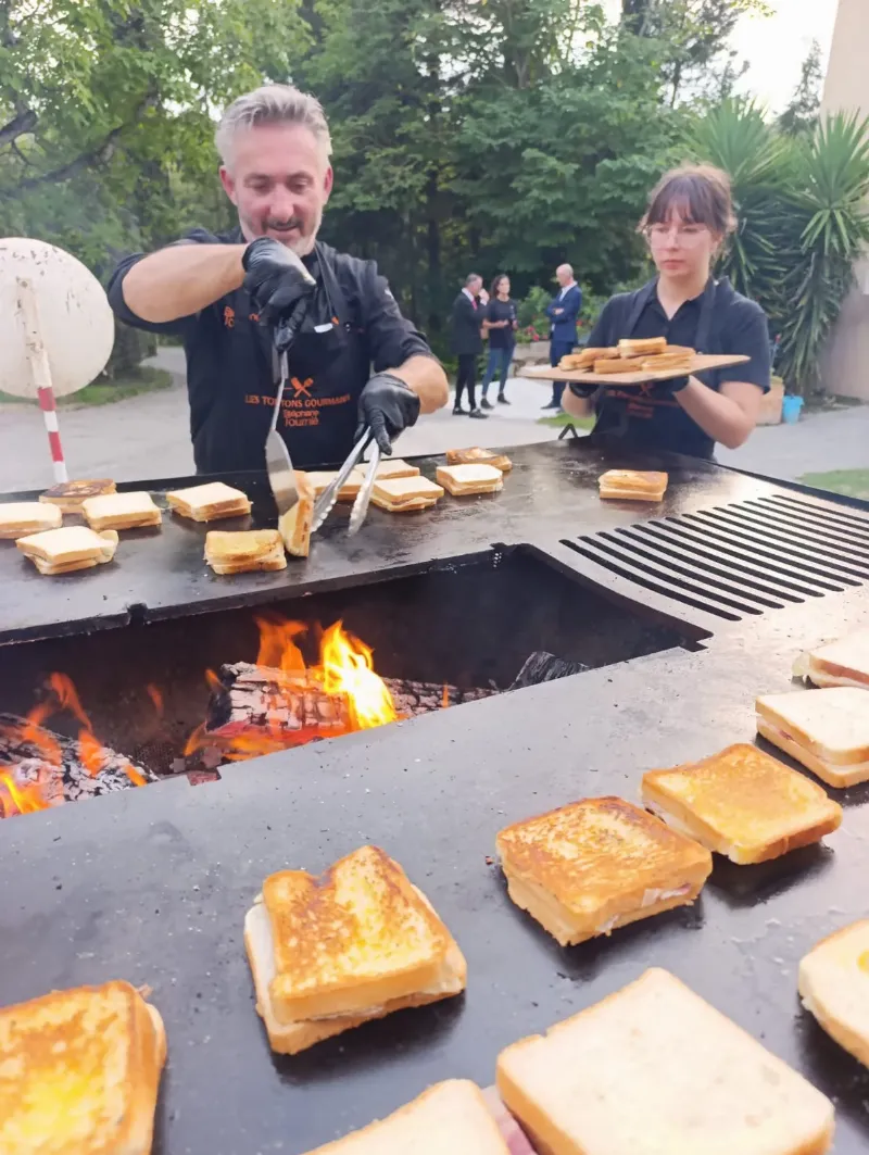 Atmosphère conviviale d’un restaurant typique de Tournefeuille, mettant en avant la gastronomie locale et les produits frais du terroir.